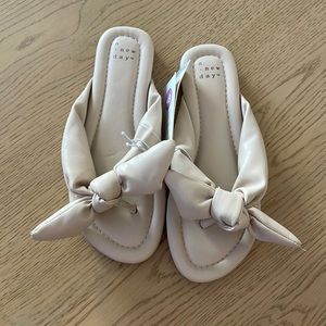A new day cream bow slip on sandlas- NWT 6.5